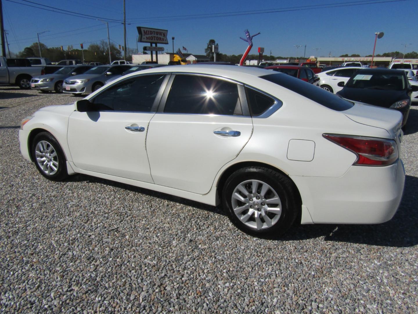 2014 White Nissan Altima 2.5 SL (1N4AL3AP8EN) with an 2.5L L4 DOHC 16V engine, Automatic transmission, located at 15016 S Hwy 231, Midland City, AL, 36350, (334) 983-3001, 31.306210, -85.495277 - Photo#5